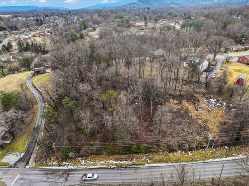 916 Homestead Dr, Salem, VA, 24153-7131 | Card Image