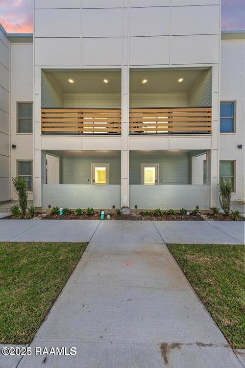 105 Canvasback Dr, Youngsville, LA, 70592-6811 | Card Image