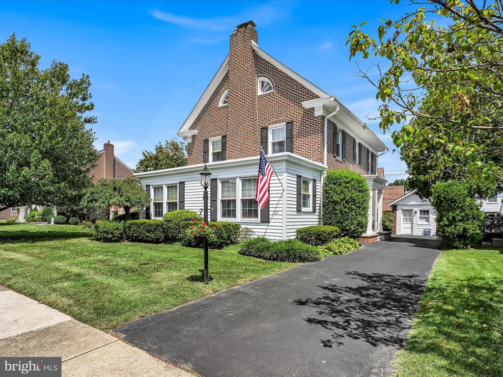 Gainsboro Rd, Drexel Hill, PA 19026