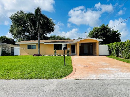 8520 Nw 15th St, Pembroke Pines, FL, 33024-4856 | Card Image