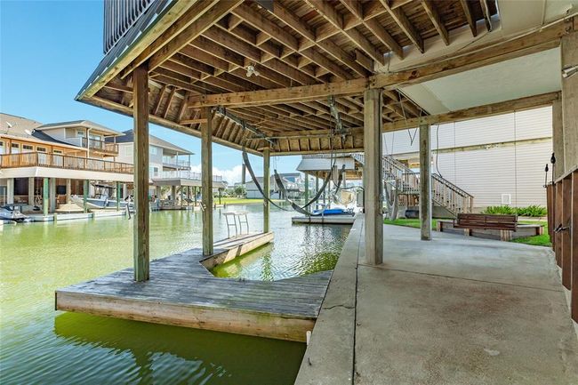 Boat dock and motorized slip | Image 37