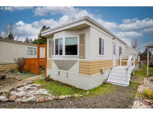 111 Briarwood Way, Grants Pass, OR, 97526-5903 | Card Image