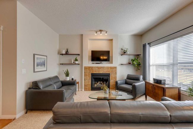 74 Kinlea Way Nw, Home with 3 bedrooms, 2 bathrooms and 4 parking in Calgary AB | Image 9
