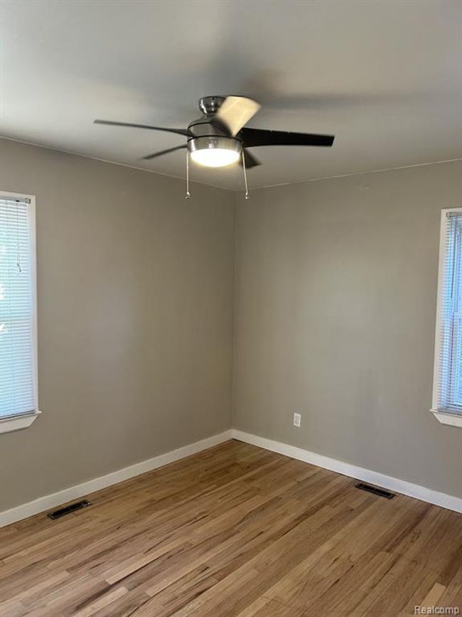 285 W Maple Road, For Sale in Clawson Zoocasa