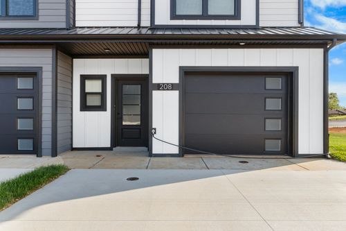 208 Jonathan Wade Pvt Cir, Clarksville, TN, 37043-4093 | Card Image