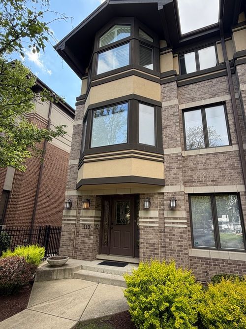 110 N Myrtle Ave, Elmhurst, IL, 60126-2625 | Card Image