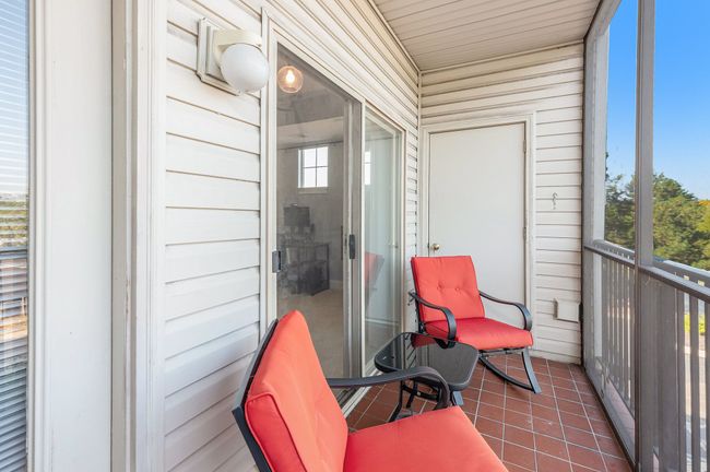Balcony/Terrace End Unit W/ Full Screen | Image 21