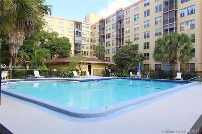 612 - 17890 W Dixie Hwy 612 Hwy, Condo with 2 bedrooms, 2 bathrooms and null parking in North Miami Beach FL | Image 1