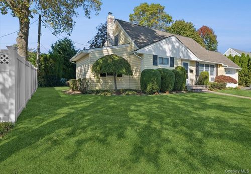 43 Briarcliff Rd, Westbury, NY, 11590-1634 | Card Image