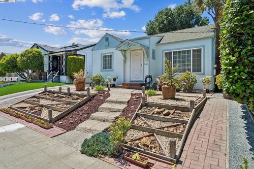 7525 Circle Hill Dr, Oakland, CA, 94605-3001 | Card Image