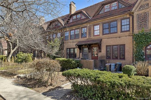 46 Slocum Cres, Forest Hills, NY, 11375-5237 | Card Image