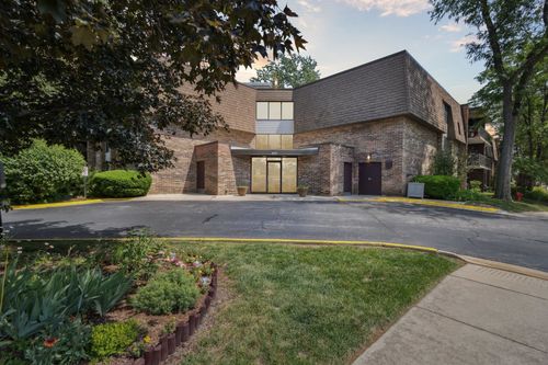apt-206-907 S Williams St, Westmont, IL, 60559-2453 | Card Image