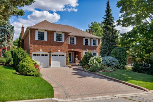 16 Robaldon Rd, Etobicoke, ON, M9A5A7 | Card Image