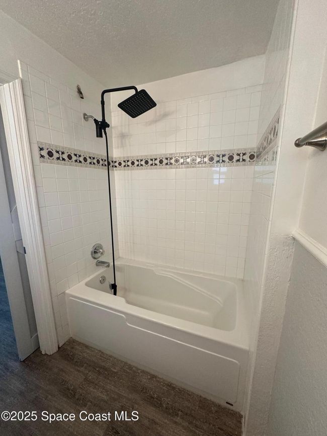 Primary Bedroom / In-Suite Bathroom w/Tub-Shower Combo | Image 17