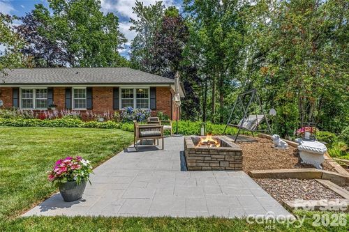 11 Blueberry Hill Rd, Asheville, NC, 28804-1106 | Card Image