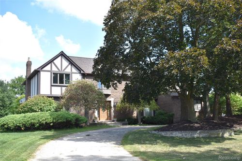 5441 Provincial Dr, Bloomfield Hills, MI, 48302-2540 | Card Image