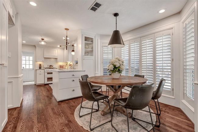 Breakfast area between family room and kitchen | Image 13
