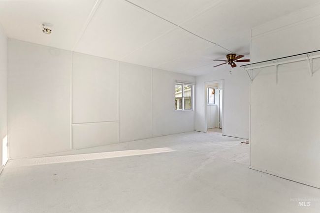 Unfurnished room featuring ceiling fan and concrete flooring | Image 21