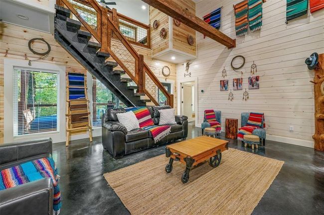 large living area | Image 5
