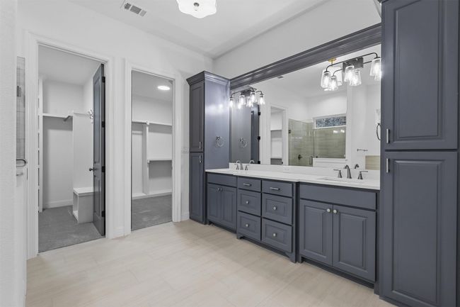 Primary Bath / Closets | Image 15