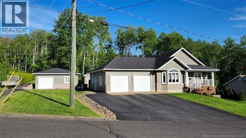 71 Breau Ave, House with 4 bedrooms, 2 bathrooms and null parking in Edmundston NB | Card Image