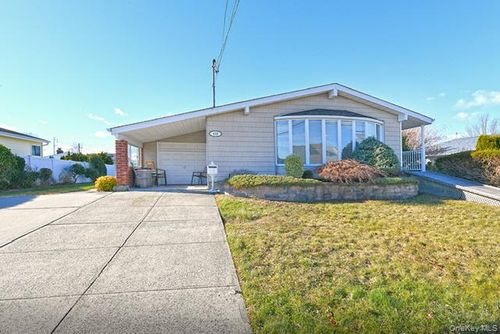 122 Miller Rd, Hicksville, NY, 11801-1836 | Card Image