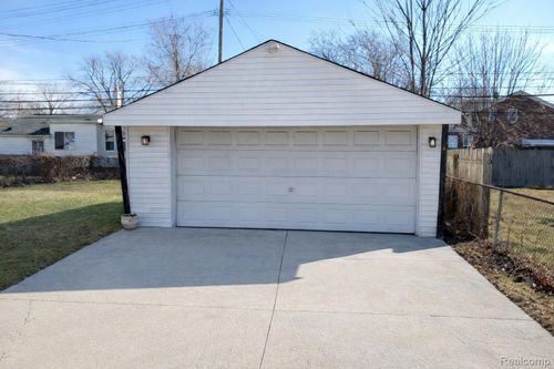 21734 Eastwood Ct, Warren, MI, 48089-2827 | Card Image