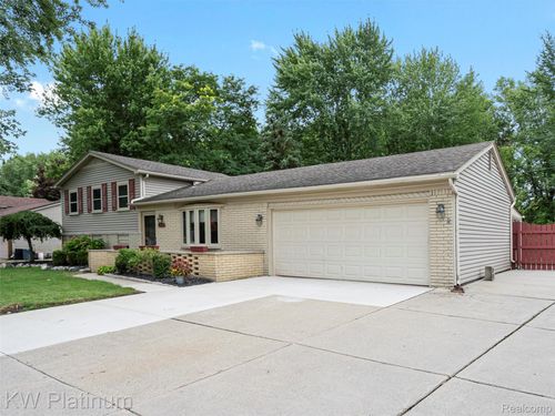 33572 Roselawn St, Chesterfield, MI, 48047-3421 | Card Image