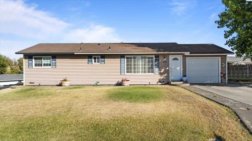 1012 Coach Ct, Grandview, WA, 98930-9461 | Card Image