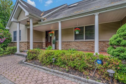 32 Robinhood Ln, East Setauket, NY, 11733-1736 | Card Image