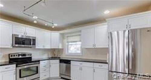 33 Robin Ln, Levittown, NY, 11756-4018 | Card Image