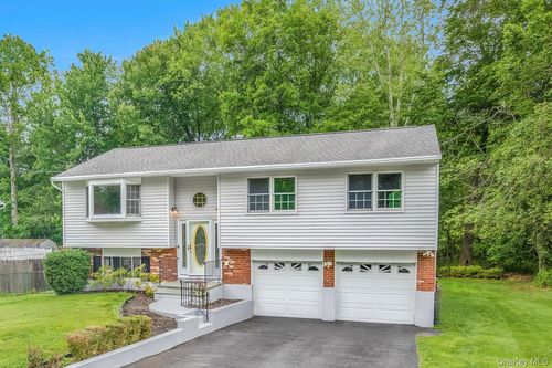 51 Sutton Park Rd, Poughkeepsie, NY, 12603-5635 | Card Image