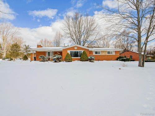 6745 24 Mile Rd, Shelby Twp, MI, 48316-3311 | Card Image