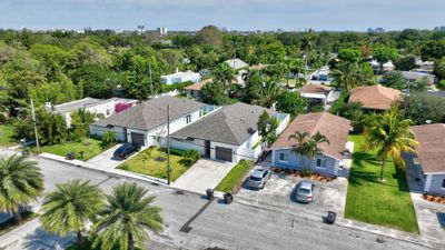 1041 W Lakewood Road, House other with 3 bedrooms, 2 bathrooms and null parking in West Palm Beach FL | Image 3