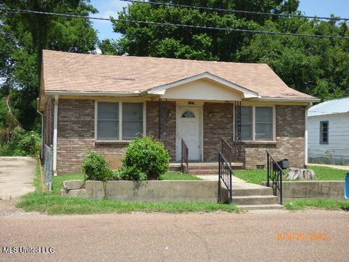 587 W Stiers Ln, Natchez, MS, 39120-2480 | Card Image