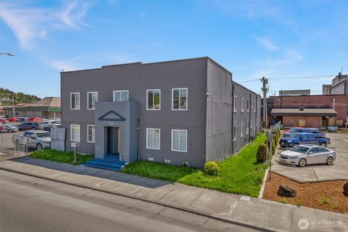 215 E 1st St, Aberdeen, WA, 98520-5204 | Card Image