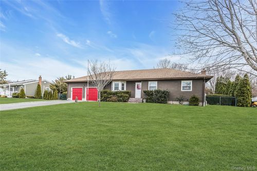 82 Donna Dr, Calverton, NY, 11933-1342 | Card Image