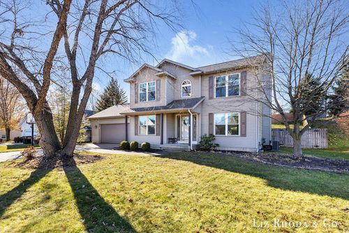 8275 Vista Royale Ln Ne, Rockford, MI, 49341-8818 | Card Image