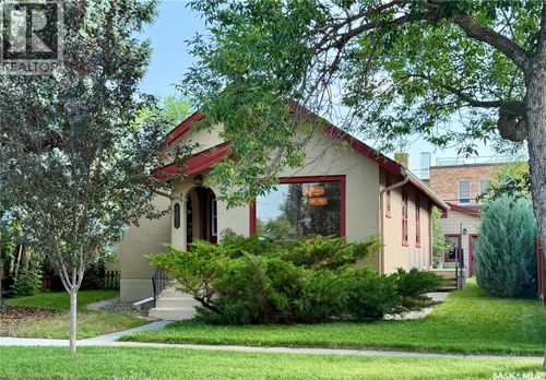 1305 2 Nd St, House with 4 bedrooms, 2 bathrooms and null parking in Estevan SK | Card Image