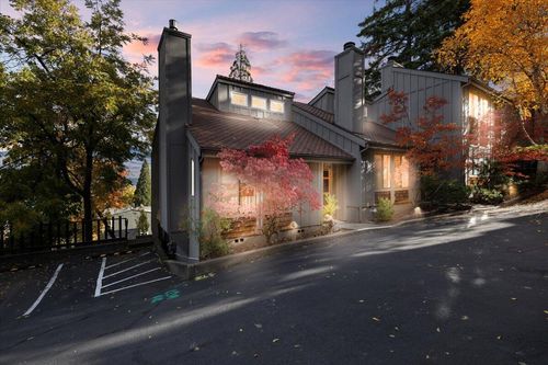 327 Ravenwood Pl, Ashland, OR, 97520-2879 | Card Image