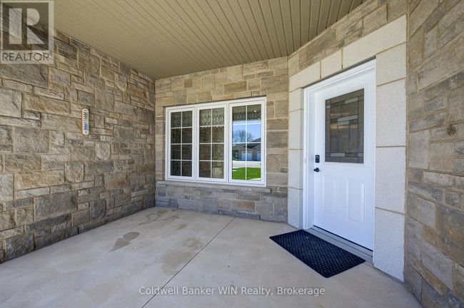 103 Broomers Crescent, Townhouse with 2 bedrooms, 2 bathrooms and 3 parking in Wellington North (Mount Forest) ON | Image 4