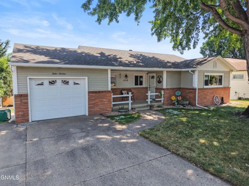 1219 N 1st St, Bismarck, ND, 58501-2602 | Card Image
