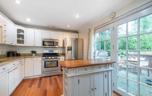 1 Motts Ln, Glenwood Landing, NY, 11547-3015 | Card Image