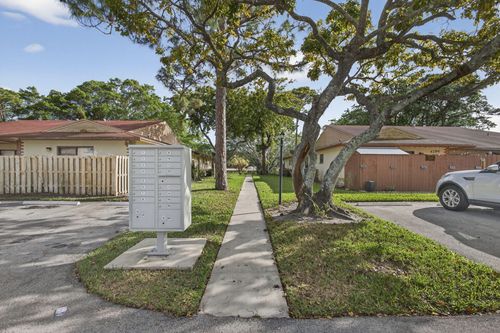 d-4296 Woodstock Dr, West Palm Beach, FL, 33409-2940 | Card Image
