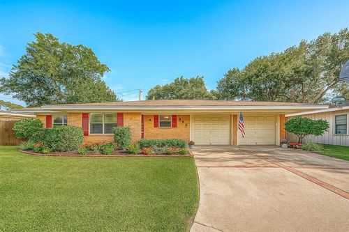 921 Roberts St, El Campo, TX, 77437-2856 | Card Image