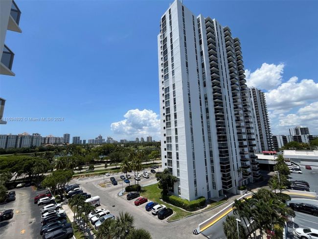 708 - 3701 N Country Club Dr, Condo with 2 bedrooms, 2 bathrooms and null parking in Aventura FL | Image 4