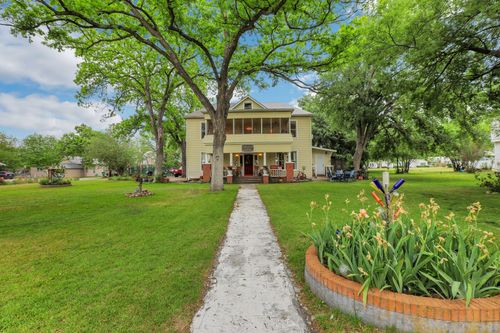 203 W Commerce St, San Saba, TX, 76877-4521 | Card Image