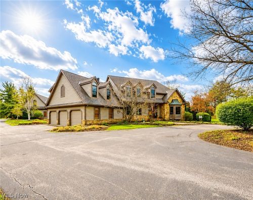 11205 Hampton Ridge Dr, Chardon, OH, 44024-9675 | Card Image