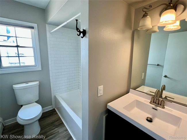 Main Floor Full Bath | Image 26