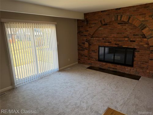 18746 Westbrook Dr, Livonia, MI, 48152-2896 | Card Image